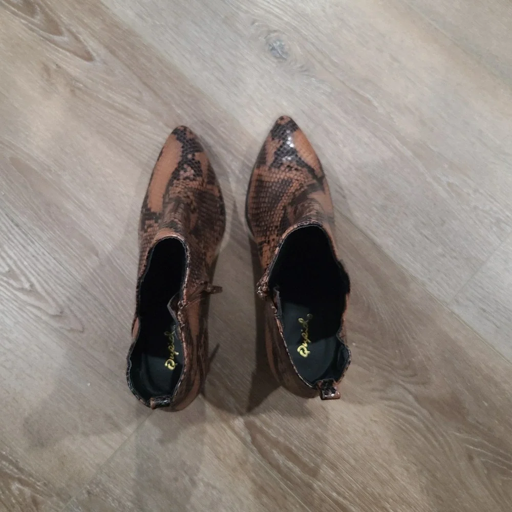 Qupid Nava Booties in‎ Brown / Black Snake, Women's Boots Size 8